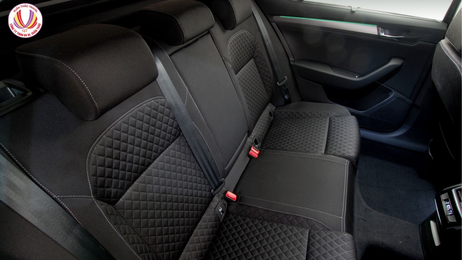 Nội thất xe 7 chỗ sang trọng, sạch sẽ