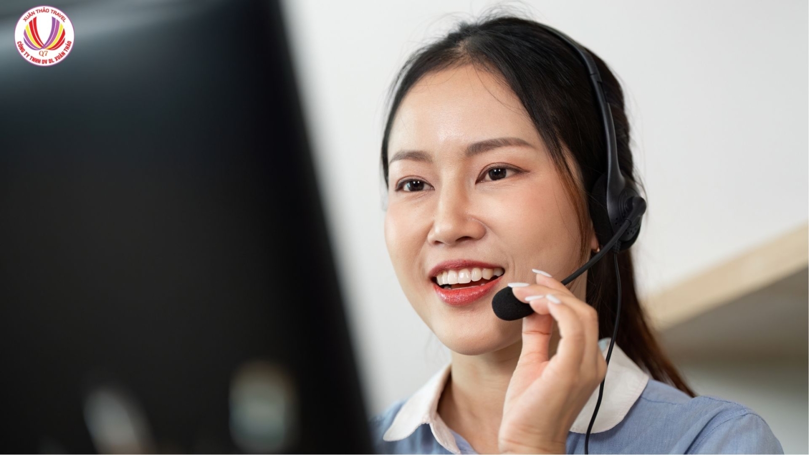 Nhân viên đang tư vấn cho khách hàng