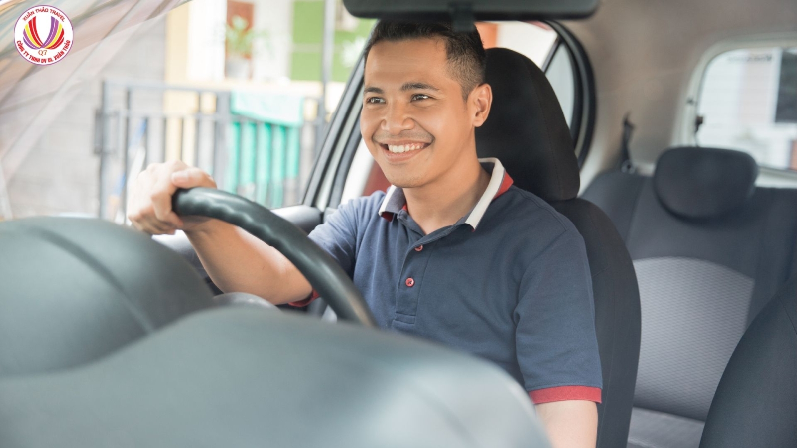 Tài xế Xuân Thảo Travel đang hỗ trợ khách hàng